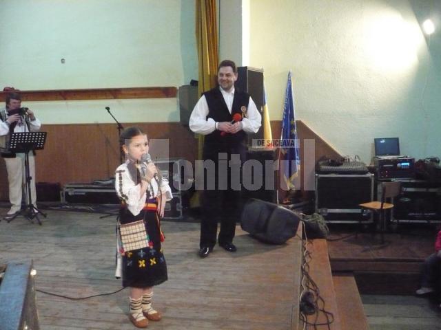 Antonia Pop alături de tatăl ei, preotul Marius Ciprian Pop