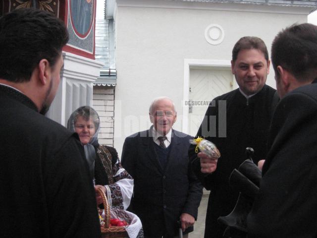 Preotul Marius Ciprian Pop intimpinat de credinciosii din Valea Putnei