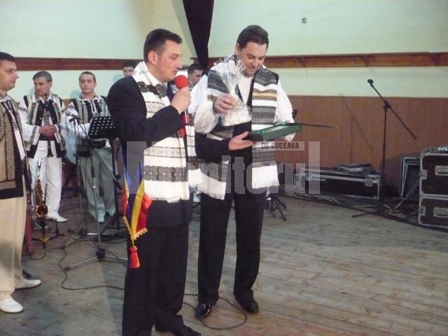 Primarul Codreanu impreuna cu preotul Ciprian Pop cetatean de onoare al comunei Pojorita