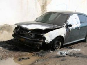 Un autoturism Skoda şi unul Ford, incendiate o mână criminală