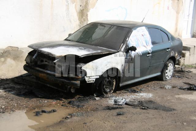 Un autoturism Skoda şi unul Ford, incendiate o mână criminală