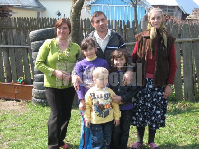 O familie fericită - familia Gorban cu trei dintre copii şi bunica