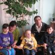 A doua şansă: O familie din Boroaia a adoptat doi copii părăsiţi în maternitate