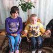 A doua şansă: O familie din Boroaia a adoptat doi copii părăsiţi în maternitate