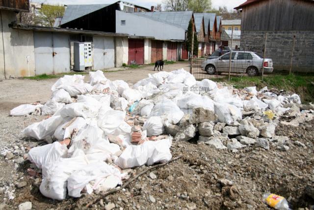 Periferia municipiului Suceava, în zona cartierului George Enescu, s-a transformat într-o imensă groapă de gunoi clandestină
