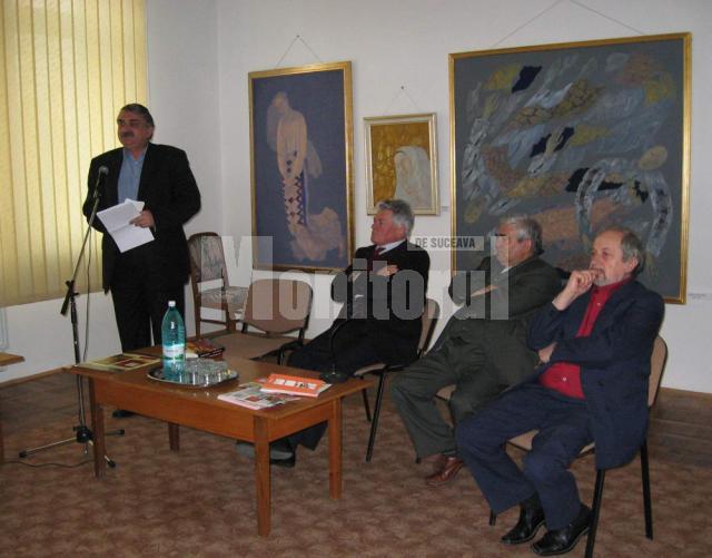 Criticul literar Ioan Holban, prezentând cărţile lui Mircea Radu Iacoban