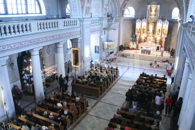 Ziua de doliu naţional a fost marcată, ieri, şi la Catedrala Catolică din municipiul Suceava
