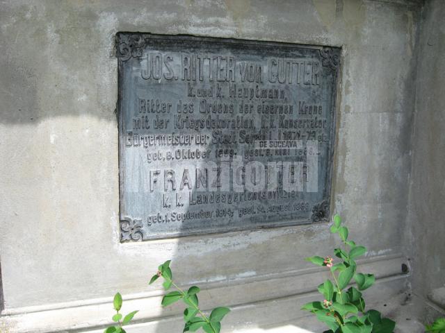 Placa metalică pe care este trecut numele lui Josef von Gutter