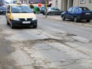 Reparaţii: Covor asfaltic pentru refacerea a trei străzi distruse de lucrările ISPA