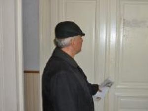 Încuietoarea de la uşa dinspre holul instituţiei fusese blocată, iar tăbliţa cu inscripţia „viceprimar” dispăruse de pe aceasta