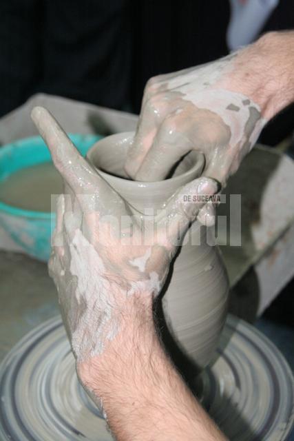 Sănătate: Oalele de ceramică de la Marginea, Rădăuţi şi Vama, controlate de DSP