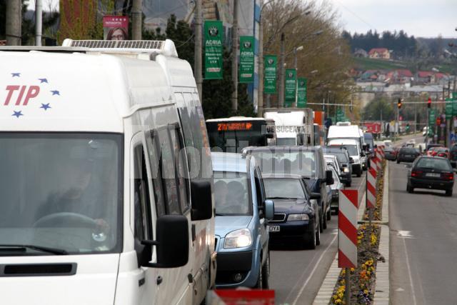 Străzile Sucevei sunt o continuă surpriză pentru cei aflaţi în trafic