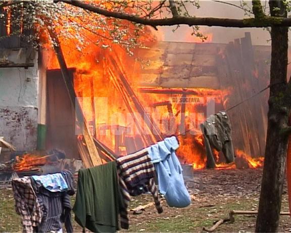 Focul care a mistuit casa în care locuiau cinci persoane s-a extins rapid şi din cauza vântului puternic