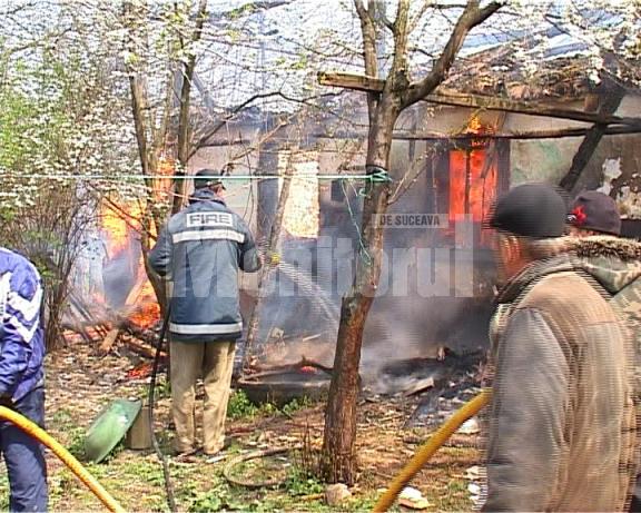 Focul care a mistuit casa în care locuiau cinci persoane s-a extins rapid şi din cauza vântului puternic