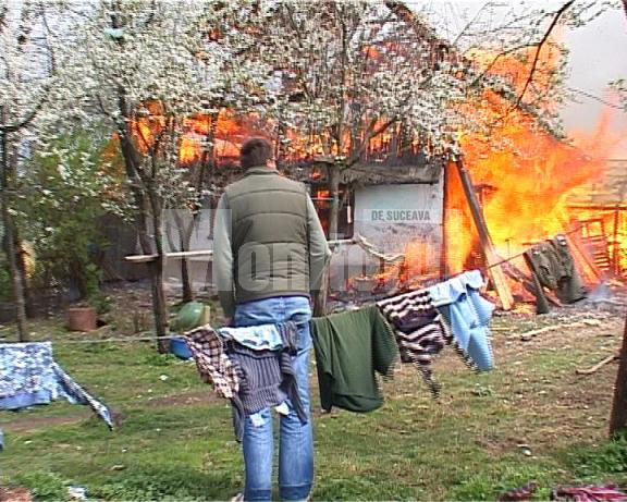 Focul care a mistuit casa în care locuiau cinci persoane s-a extins rapid şi din cauza vântului puternic