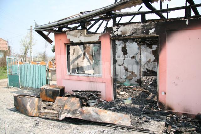 La 21 de ani: A pus benzină şi a dat foc propriei case, pentru a se răzbuna pe tatăl său