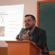 Bogdan Hrib prezentând cartea 101 de zile, a jurnalistei basarabene Stela Popa
