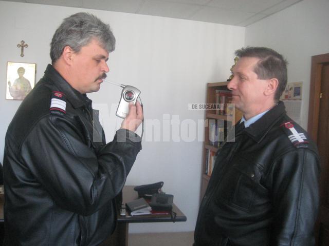Şeful ISU Suceava, testându-şi unul dintre angajaţi cu alcooltestul