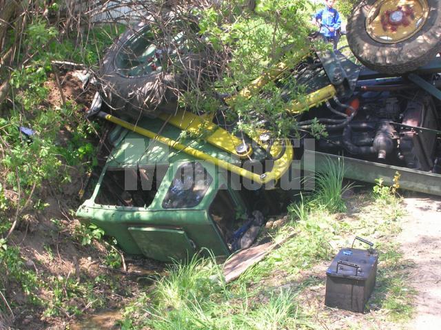 Şoferul a rămas imobilizat în cabina contorsionată a ifronului răsturnat