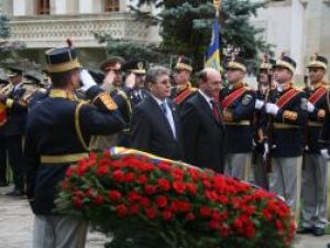 Preşedintele României, Traian Băsescu, şi preşedintele interimar al Republicii Moldova, Mihai Ghimpu, au vizitat ieri mănăstirea Putna