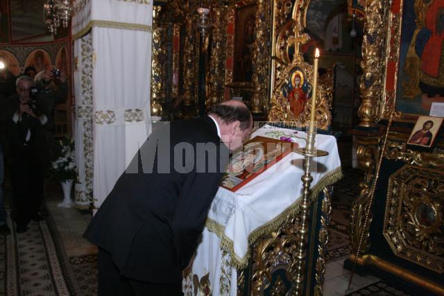 Depunere de coroane: Băsescu, cu lacrimi în ochi la mormântul lui Ştefan cel Mare