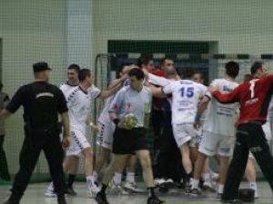 Echipa de handbal a Universităţii Suceava se bucură de victoria obţinută