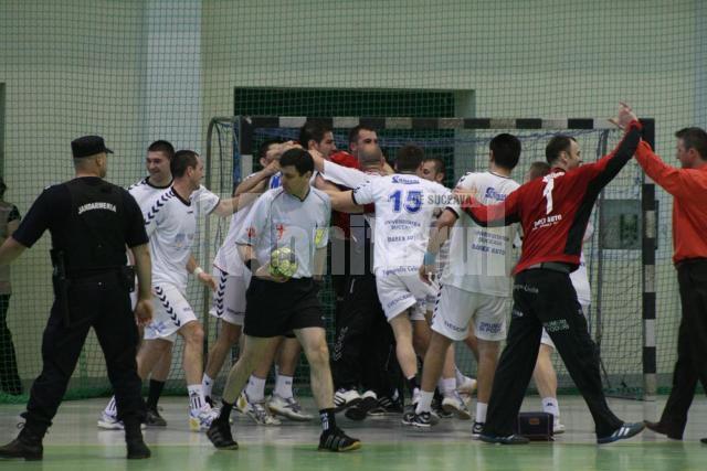 Echipa de handbal a Universităţii Suceava se bucură de victoria obţinută