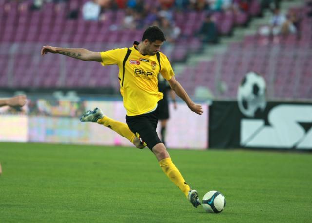Lukas Magera, de la FC Timişoara, se pregăteşte să şuteze, în meciul cu Oţelul Galaţi. Foto: MEDIAFAX