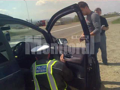 Imediat după ce termină percheziţionarea corporală, poliţistul trece la verificarea maşinii