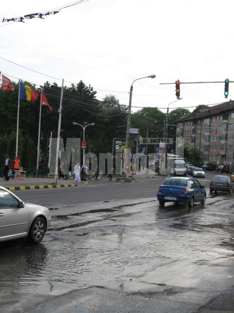 Avarie: Bulevardul principal al Sucevei, inundat în Centru
