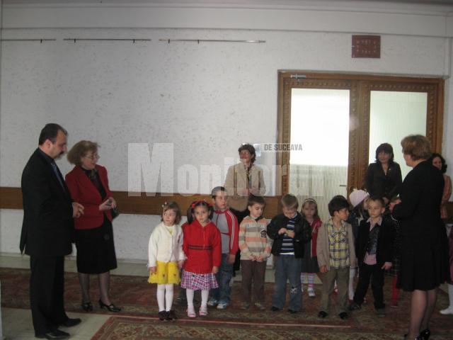 Elevi şi copii de grădiniţă, în vizită la Palatul Administrativ