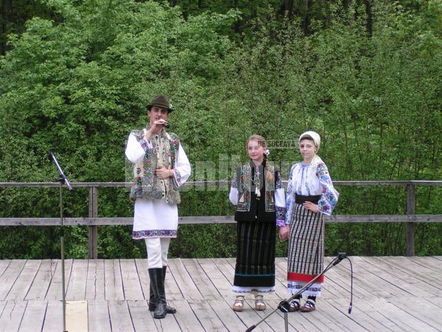 În aer liber: Spectacol folcloric la Muzeul Satului Bucovinean
