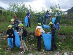 La Pojorâta: Acţiune de igienizare şi colectare a deşeurilor de pe malul Moldovei
