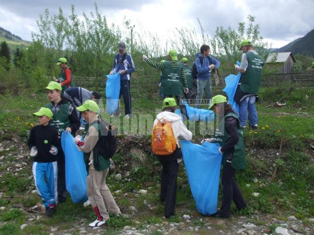 La Pojorâta: Acţiune de igienizare şi colectare a deşeurilor de pe malul Moldovei