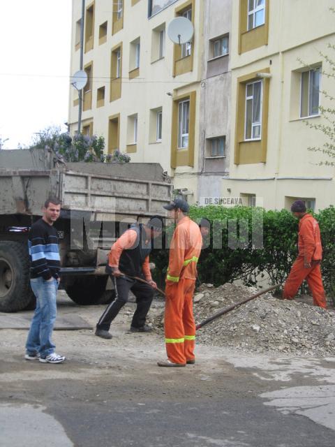 O echipa de muncitori a venit abia ieri sa ridice mormanul de balast uitat in strada de anul trecut