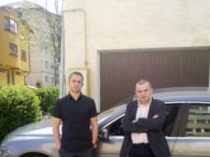 Adrian Grigoruţă, ajutat de un prieten, Andrei Stan, student la Facultatea de Drept, a formulat plângere în instanţă, contestând legalitatea taxei