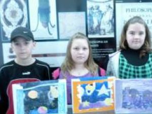 Copii care expun lucrări personale la Planetariu