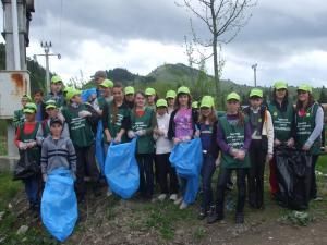 Elevii din Pojorâta au participat la o acţiune de colectare a deşeurilor de pe malul râului Moldova