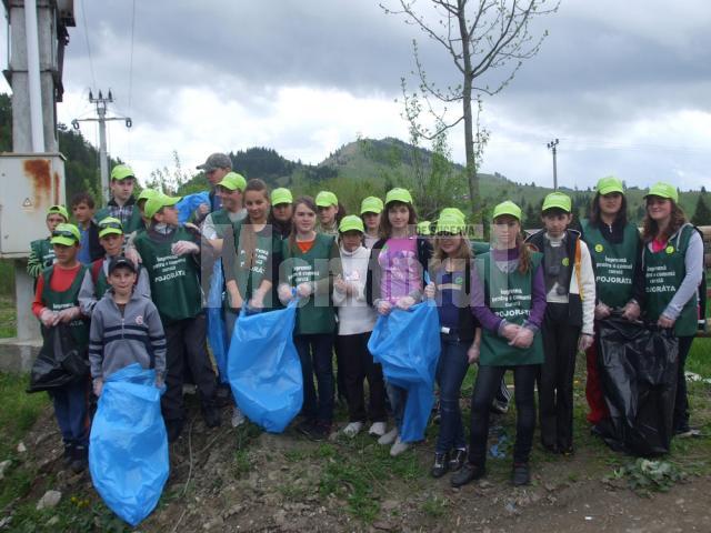 Elevii din Pojorâta au participat la o acţiune de colectare a deşeurilor de pe malul râului Moldova