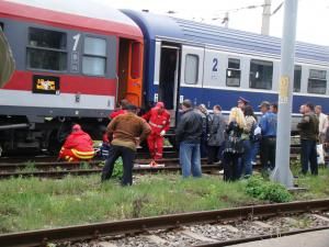 Victima s-a aşezat între şine, la câteva sute de metri de gară, şi a aşteptat venirea trenului. Foto: Andrei BÎRSAN