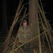 Pădurarul Constantin Crețu, într-un lesnic - adăpost de pândă pentru vânători