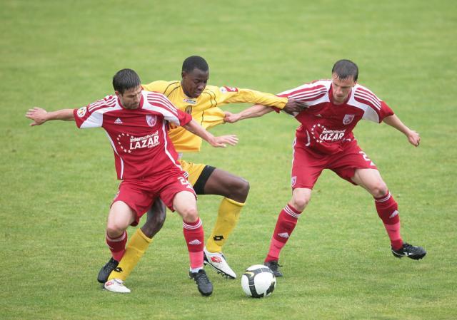 Frăsineanu (stânga) şi Chiricheş (dreapta), de la Internaţional Curtea de Argeş, îşi dispută balonul cu Mulisa (centru), de la Ceahlăul Piatra Neamţ. Foto: MEDIAFAX