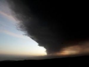 Norul de cenuşă vulcanică ar putea ajunge, astăzi, în jurul orei 9.00, deasupra vestului extrem al României. Foto: MEDIAFAX