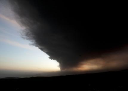 Norul de cenuşă vulcanică ar putea ajunge, astăzi, în jurul orei 9.00, deasupra vestului extrem al României. Foto: MEDIAFAX