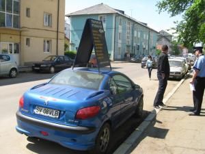 Decapotabila Peugeot Cabrio 206 CC a directorului postului de televiziune Bucovina TV, Bogdan Gheorghiu,transformată într-un suport pentru un panou publicitar metalic