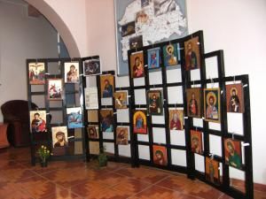Pictură: Expoziţie de icoane, în holul Şcolii nr. 4 Suceava