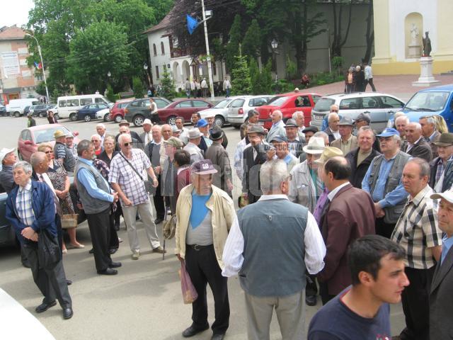 Câteva zeci de pensionari suceveni au protestat, ieri, în faţa Palatului Administrativ, împotriva intenţiei Guvernului României de a diminua pensiile cu 15%