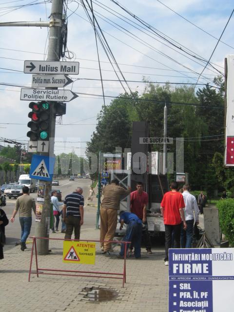 Panoul publicitar ilegal, demontat ieri la amiaza