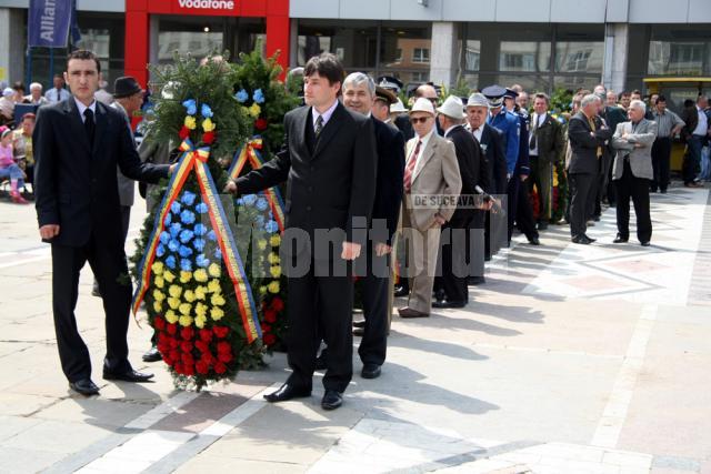 Sărbătoare: Zeci de coroane de flori şi ceremonial grandios, la Monumentul Eroilor