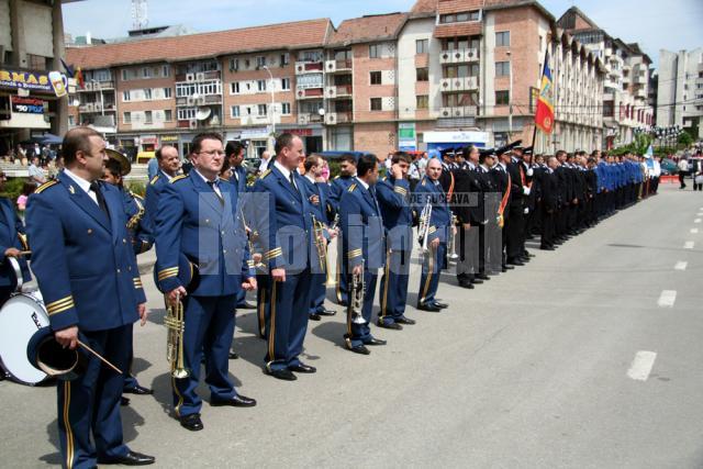 Sărbătoare: Zeci de coroane de flori şi ceremonial grandios, la Monumentul Eroilor